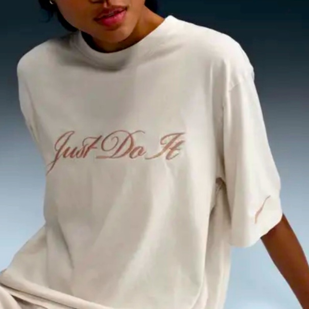 Nike “Just Do It” Script Logo Oversized Tee Women’s Beige Cream Style Size L